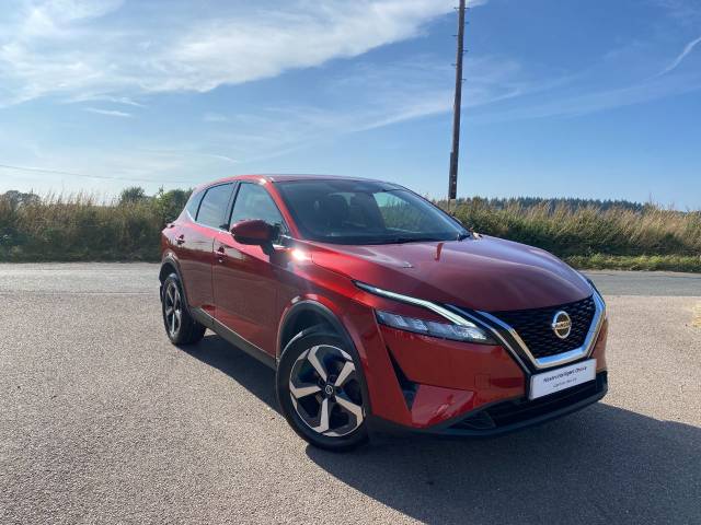 Nissan Qashqai 1.3 N-Connecta Dig-T Hybrid Red